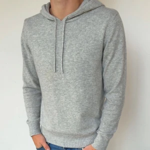 Kashmir/Merino hoodie - Ljusgrå Kashmir/Merino hoodie i storlek M. Modellen är 180cm lång! Skick 10/10, använd 1 gång! Hör av dig vid frågor!🌟