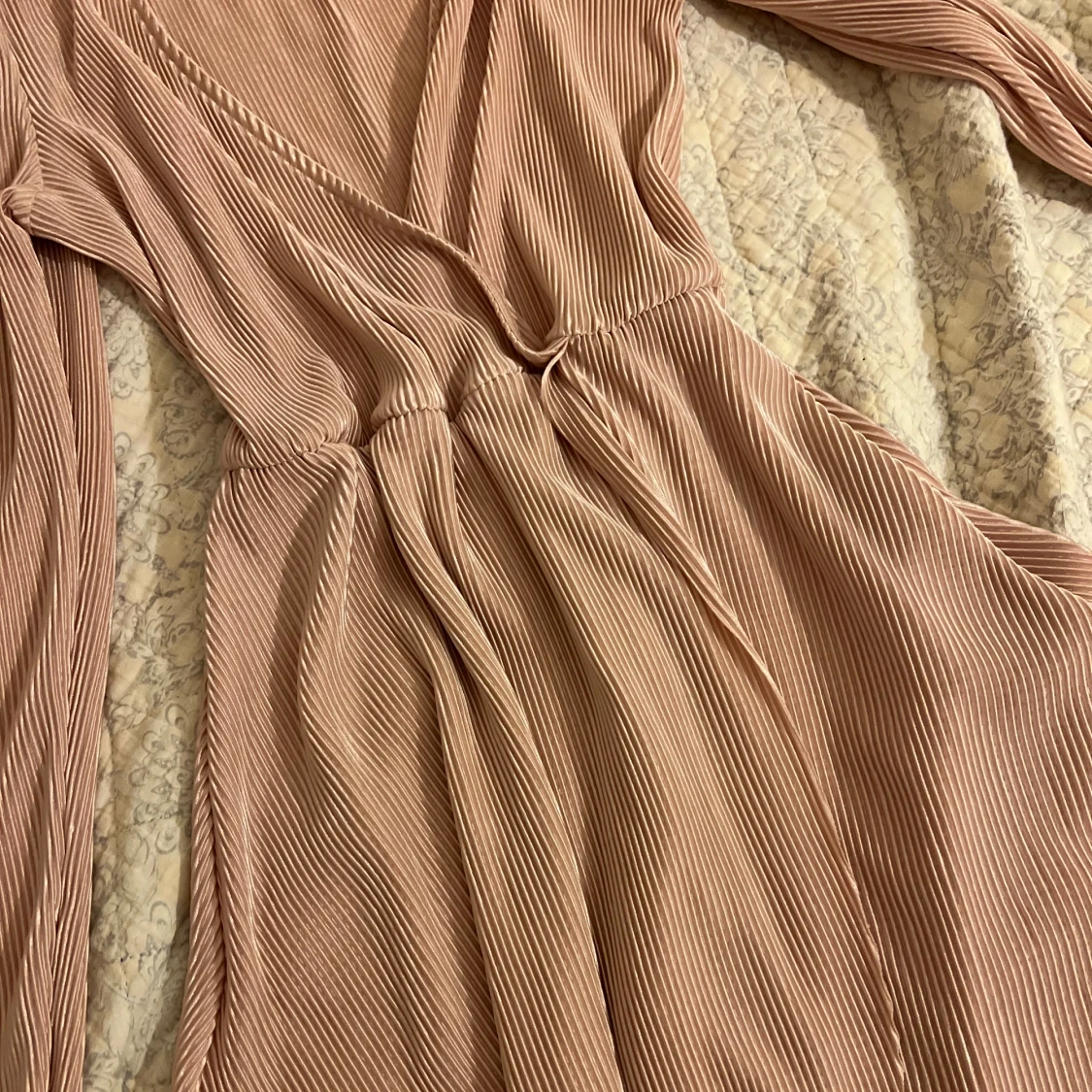 Plisserad ljusrosa omlottklänning NLY - 2