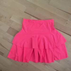 Rosa Volangkjol  - Säljer en neon rosa volangkjol som jag har köpt secondhand. Den är streching så passar från xs och uppåt. Köparen står för frakten❤️