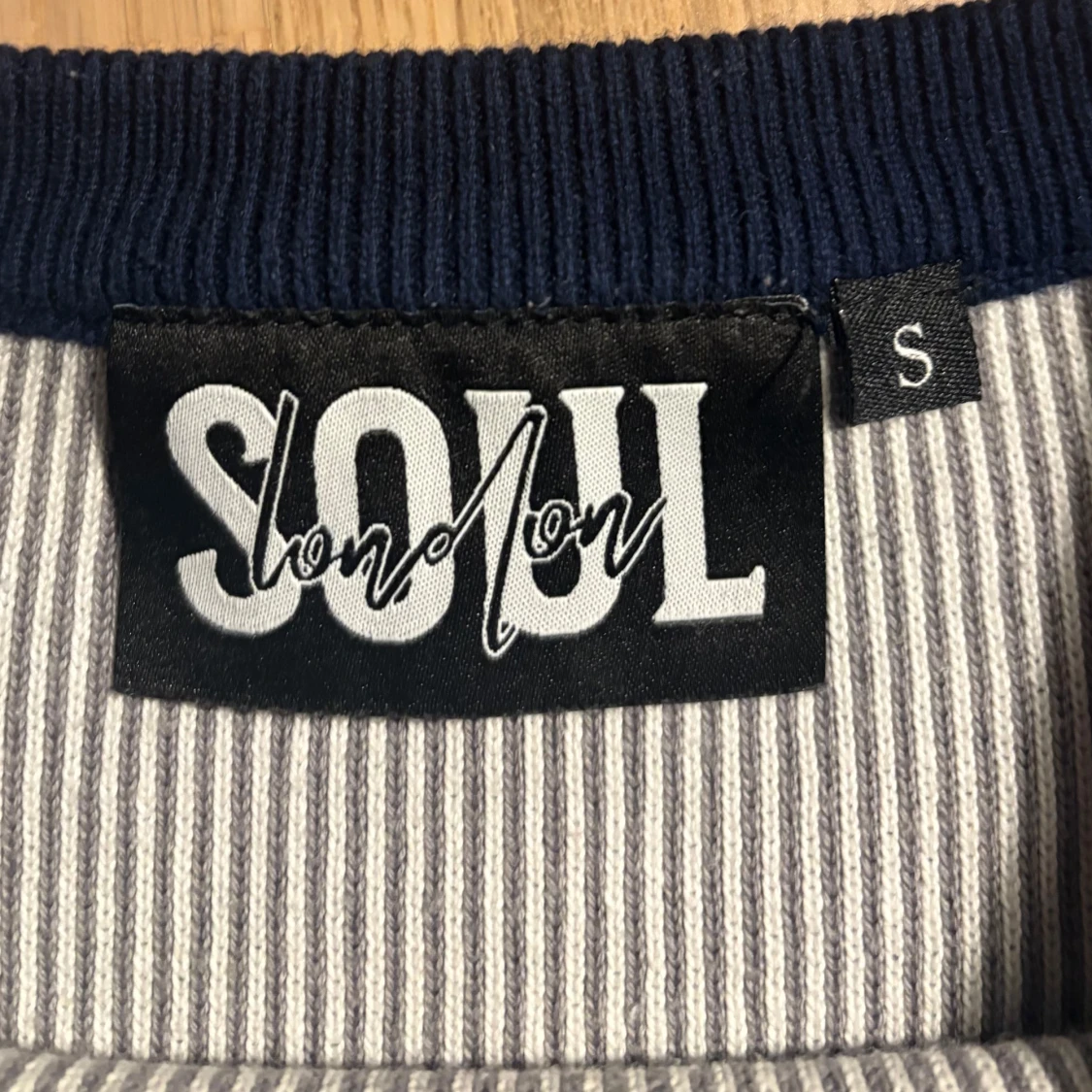 Mörkblå tröja med stort ansikte, Soul London - 2