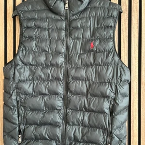 Ralph Lauren väst - Tjena! Säljer nu denna Ralph Lauren väst då jag tyckte den satt lite litet, den är storlek S och är i myclet bra skick! Nypris ligger runt 2000 kr men jag säljer den för endast 999 kr!