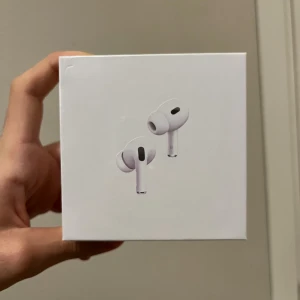 AirPods Pro (2nd generation) - Nya Apple AirPods Pro (2nd generation) med MagSafe-laddningsetui (USB-C). Aktiv brusreducering, transparensläge och adaptiv EQ. Oöppnad originalförpackning, perfekt skick. Kompatibel med iOS, iPadOS, Apple Watch och Mac.