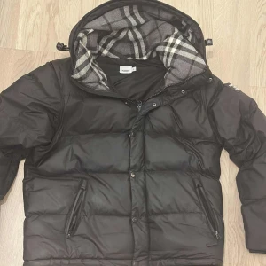 Jacka - En jacka som är använd i 3 månader, skicket 9/10. Det går att ta av ärmarna så att jackan blir en väst. Självklart går priset att diskuteras och om du har några frågor eller om du vill ha bild på något mer så är det bara att skriva.  