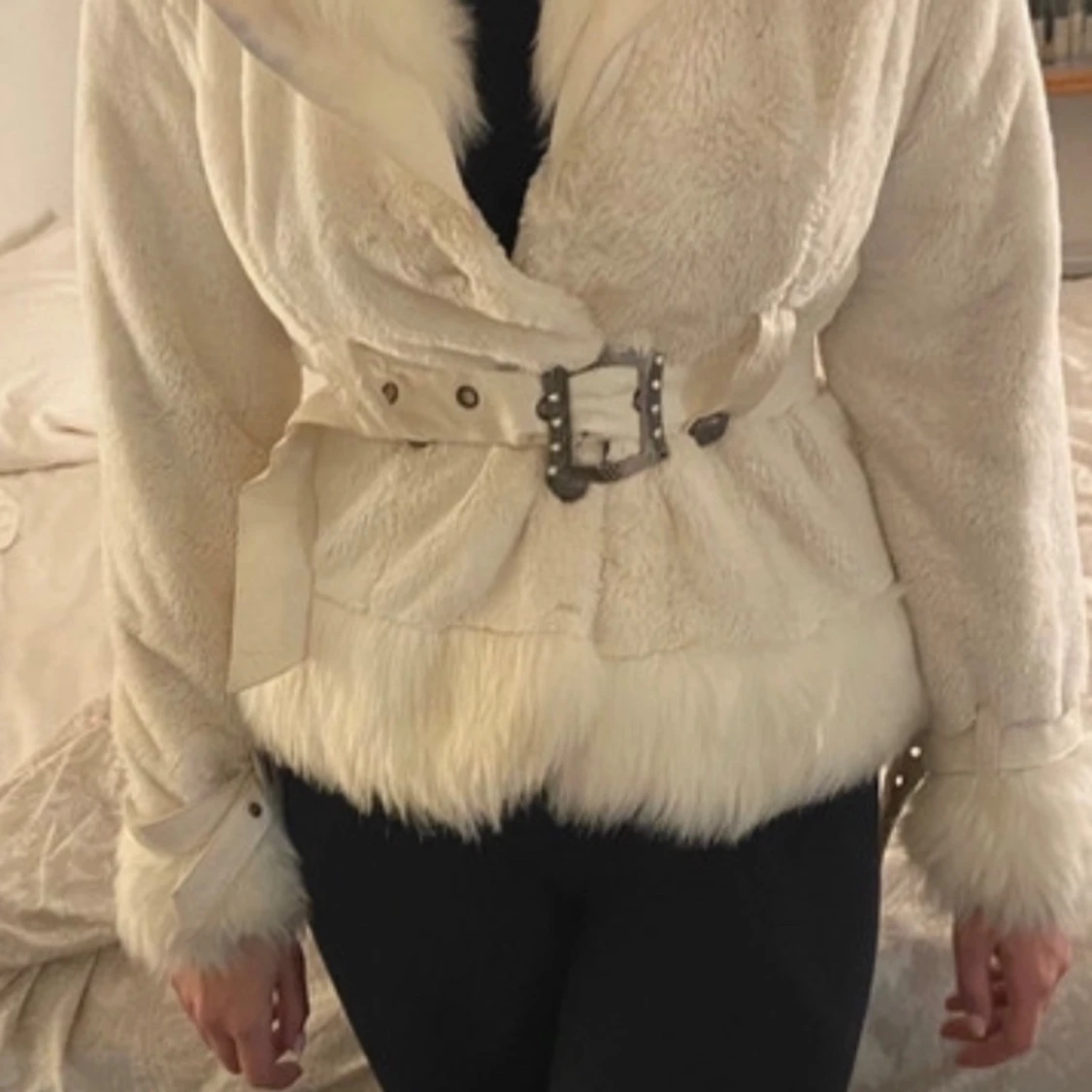 Vit pälsjacka med bälte från 