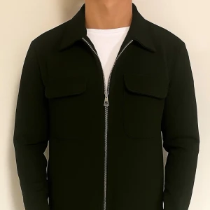 Grön overshirt från Only & Sons - Stilren mörkgrön overshirt från Only & Sons med klassisk krage, två bröstfickor med lock och hel dragkedja framtill. Jackan är tillverkad i mjuk bomull och har en clean look som passar perfekt till lager-på-lager-stil.