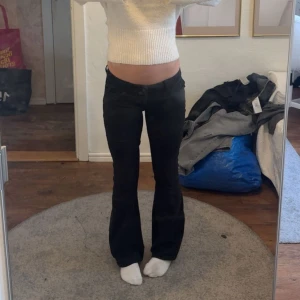 Lågmidjade svarta jeans (nersydda!!) - Skiiiitsnygga jättelågmidjade svarta jeans. De är nersydda i midjan, Jeansen har en liten vit prick på insida lår som ej går bort, men den syns inte. Samt även ett litet litet hål mellan benen