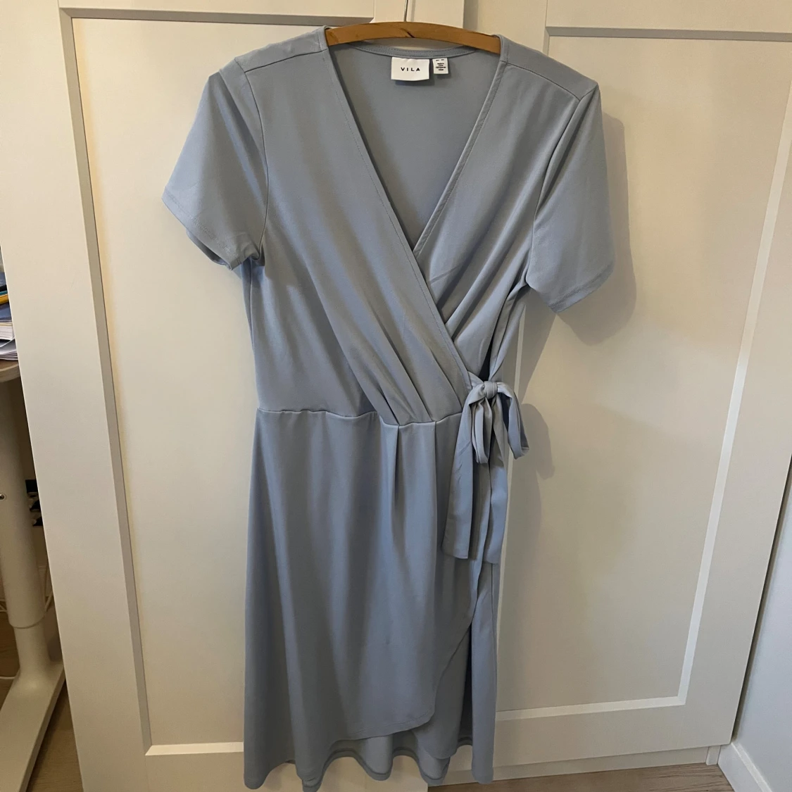 Ljusblå omlottklänning från Vila