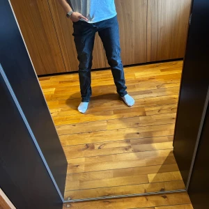 Svarta jeans  - Ett par svarta jeans från märket SMEG. Bra skick förrutom att gylfen är sönder men går att fixa om man är kunnig.  Storlek: 28/32. Modellen är ca 175cm lång.