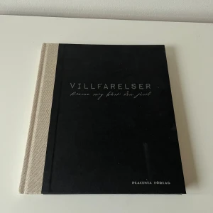 Villfarelser: Krama mig hårt din jävel - En unik fotobok fylld med svart humor, ironi och oväntade texter till gamla bilder. Perfekt för dig som gillar mörk humor och vill ha något annorlunda i bokhyllan. En bok som blandar allvar och skratt på ett kreativt sätt.