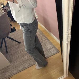 Grå bootcut jeans med låg midja - Säljer ett par grå jeans med snygg bootcut och låg midja. Från gina i storlek 170 i barn storlek, skulle säga xs/s