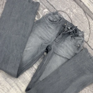 Gråa bootcut jeans - Säljer mina gråa jeans från kappahl i storlek 164 jag är själv storlek xs-s och 164 passar perfekt och man kan justera vid midjan hur lös eller tajt man vill ha det har bara haft på mig den en gång