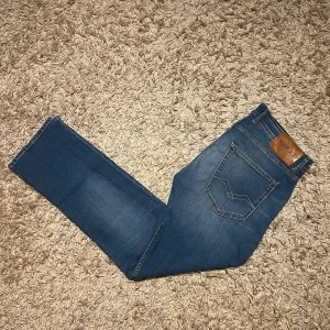 Replay grover straight slim fit herr jeans - Replay grover hyperflex jeans i straight passform. Passar dig som inte tycker om skinny jeans. Mycket bra skick, utan märkvärdiga defekter. Storlek W32. Skön wash på dessa, postas samma dag som köp eller dagen därpå🙌💯