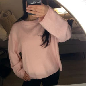 Ljusrosa stickad tröja - Supersöt stickad tröja i finaste rosa färgen🩷🥹Storlek M men passar mig som har XS🤗