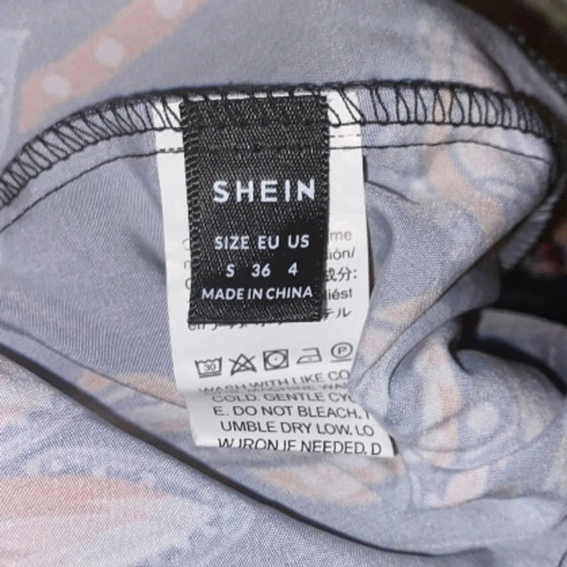 Blommig svart kjol med slits från SHEIN - 2