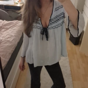 Odd Molly Blus  - Intressekoll på denna jätte söta Odd Molly Blus. Perfekt till vår och sommar, jätte skön och lätt. Skriv vid frågor eller funderingar! 💞