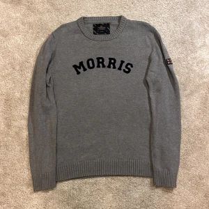 Morris tröja - Hej! Säljer denna stickade Morris tröjan i en grå färg med mörkblå text frampå bröstet! Mycket fin och varm nu till höst/vintern 👍denna sitter bra på mig som är 180 och väger 67kg och bär vanligtvis storlek medium. Står att de är X-Large men jag upplever att den skulle sitta bäst på dig som bär storlek Large. Tröjan är i ett fint skick och är inte nopprig. Nytvättad och redo för nästa användare 😊100% bomull. Skriv vid frågor/ funderingar 🙌