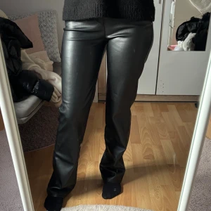 Svarta skinnbyxor - Säljer ett par svarta skinnbyxor från Bikbok Byxorna är raka i benen och har medel hög midja. Helt oanvända och mycket bra skick. Köparen står för frakten. 