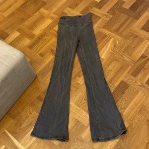 Svarta bootcut jeans från Perfect Jeans - Säljer ett par svarta bootcut jeans från Perfect Jeans i storlek XS. Byxorna har hög midja och är tillverkade i ett stretchigt material som sitter skönt. Snygg passform med utsvängda ben och enkel design utan synliga detaljer framtill.