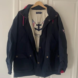 Seglarjacka från GANT - Säker nu denna sjukt snygga unika seglar jacka från GANT, detta är en jacka från GANTS:s exklusiva avdelning och den har många snygga detaljer, den är i M, har inga defekter
