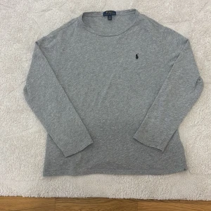 Säljer en polo Ralph laurhen tröja  - 💎 Detaljer: • Märke: Polo Ralph Lauren • Storlek: S • Färg: Grå • Material: Mjuk och skön bomullsblandning • Skick: jätte bra och inga skador  • Passform: Slim och snygg – sitter perfekt!