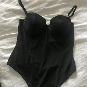 Svart body  - Så snygg och trendig body från NA-KD! Passar så bra till en kjol eller en snygg outfit med jeans! Använd endast EN gång! Är i storlek 75B🫰