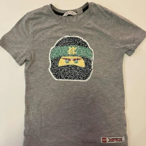 Lego Ninjago tshirt strl 134/140 vändbara paljetter  - Tyglappen på insidan vid trycket är lite löst