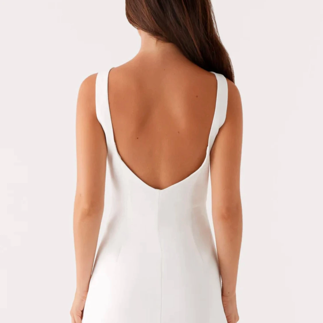 Vit ärmlös kortklänning med öppen rygg - 1
