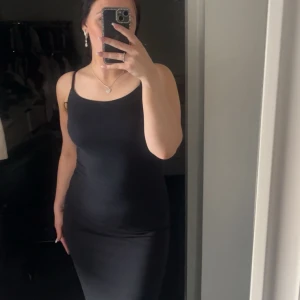 Klänning - Lång klänning med smala axelband, öppen i ryggen. Köpt på Bikbok! Storlek: M