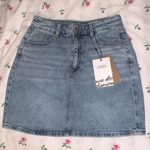 Jeanskjol veromoda - Jeanskjol från veromoda i storlek Xs. Har aldrig använt och är som ny. Prislappen sitter kvar💕