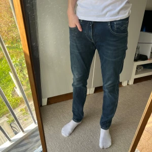 Replay anbass jeans - Tja!| Säljer detta feta paret Replay jeans!| Modell: Lapp saknas, men sitter som anbass!| Mycket gott skick!| Pris alltid diskuterbart!| Kontakta mig vid minsta fråga!| //Nils- köp efter 25/10 kommer skickas 30/10!