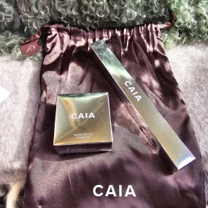 Caia wake me up powder - Rhubarb +F20 precision setting brush - Wake Me Up Powder - Rhubarb + F20 Precision Setting Brush  Färgat puder med lyster + precisionsborste. Ord. pris: 470 kr