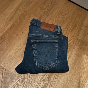 Blåa jeans från tiger of Sweden - Tjena! Säljer dessa jeans från tiger or sweden. Aldrig använda, helt nya. Nypriset ligger på 1200 kr, men vi säljer de i samma skick för 499 kr. Hör av er om ni har några frågor eller bud!