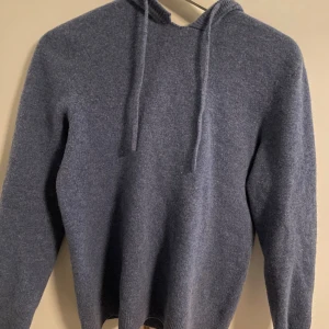 Blå stickad hoodie med huva - Storlek XS. Hittar inget märke på hoodien, fick den av en kompis. 