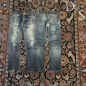 Vintage apc jeans - Riktigt snygga Apc jeans med en sjukt cool tvätt. De har tyvärr två små hål i skrevet. De syns inte när man har på dem men annars är de lätt att laga. Modellen är petit standard. Mått: Midja: 39,5cm Längd: 95cm  Benöppning: 16,5cm 