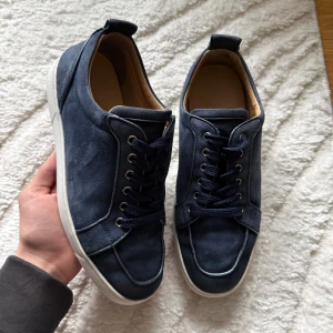 Christian Louboutin Rantulow Navy - 41 fits 42. Bra skick. Nypris 10k