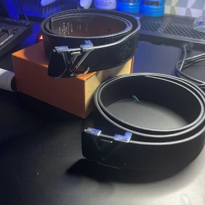 Svart bälte - Svart bälte med originalboxen och kvitto! 115 cm långt! Istället för att bara gilla annonsen skriv gärna så kan vi komma överens om en bra deal!