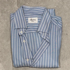 Blå randig skjorta från Stenströms - Blå skjorta med vita ränder från Stenströms, bra skick inga defekter. Passar s eller m runt 173-183. Tveka inte att fråga, priset är inte fast. 