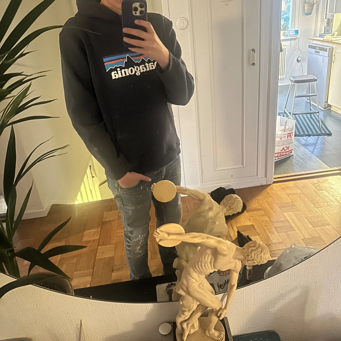 Mörkblå Patagonia hoodie med logga