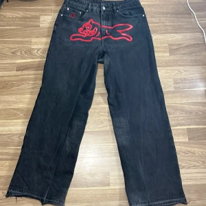 BBC Ice Cream jeans - BBC ice cream red running dog jeans (flared). Ganska mycket använda och har lite heel bite skada men annars snygga och hela. Kvitto kan letas fram om det önskas.