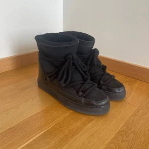 Inuikii skor - Jag säljer nu mina inukki skor i storlek 39 eftersom dem inte kommer till andvändning. Dem är andvända väldigt få gånger och dem är i väldigt bra skick! Dem är äkta. 