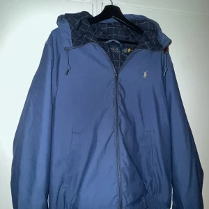 Blå vindjacka från Polo Ralph Lauren - Snygg blå vindjacka från Ralph Lauren. Helt ny aldrig använt då jag inte tycker den sitter bra på mig kvitto finns också | nypris 3595