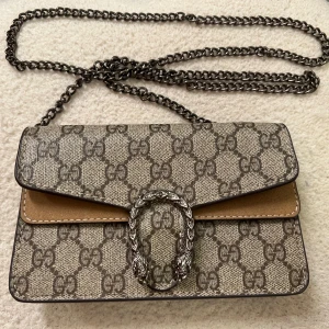 Axelväska - I utmärkt skick. Får plats med nycklar, kort och lite smink. 🫶🏼