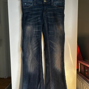 Jeans från cheap Monday - Ett par mörkblå urtvättade jeans ifrån weekday, cheap Monday. Tyvärr så klipptes bilderna lite dåligt när jag skulle lägga ut här på plock så Skriv gärna ifall ni vill se fler bilder av jeansen eller om ni vill se den på!💕 byxorna är utsvängda och lågmidjade. Dem är i  26/30 (midja 26, längd 30) men skulle även säga att längden är cirka 30/32🥰inte använda mycket!