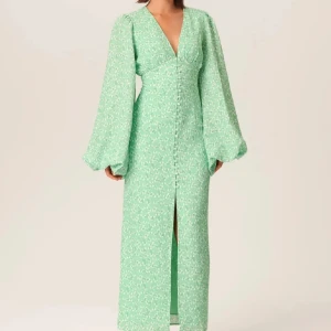 Adoore klänning  - Intressekoll på denna slutsålda adoore klänning!🥰