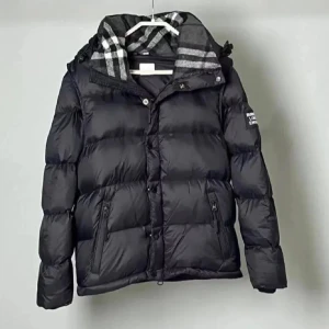 Burberry jacka / väst - Hej! Jag säljer nu min burberry jacka som är i jättebra skick den är använd väldigt lite och sparsamt och har inga defekter eller liknande. Jag säljer den pågrund av att den inte riktigt passar min personliga stil. Den är äkta och köpt online. Den kan även bli som en väst om man tar av armarna och den är perfekt för vintern och hösten. Hör av dig vid minsta lilla fråga!👍