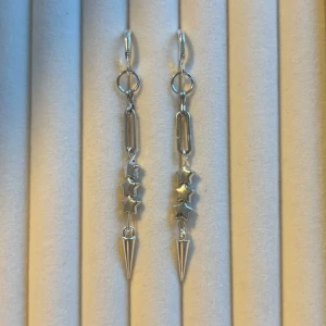 Silverfärgade örhängen med stjärnor och koner - Unika handgjorda silverörhängen i rostfritt stål,  6cm långa. ✨Köp görs med ”köp nu” knappen