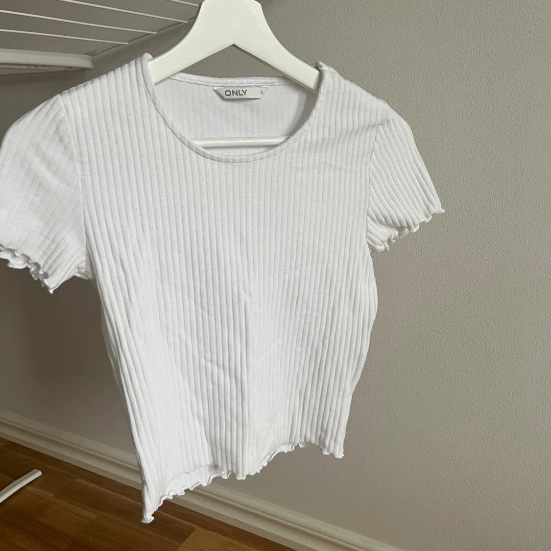 Vit ribbad topp från ONLY - 1