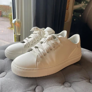 Arigato clean 90 sneaker  - Hej! Säljer dessa Axel Arigato skor, modell clean 90 sneaker. Knappt använda så i mycket bra skick. Storlek 38 unisex. Ordinarie pris 2650 kr. 