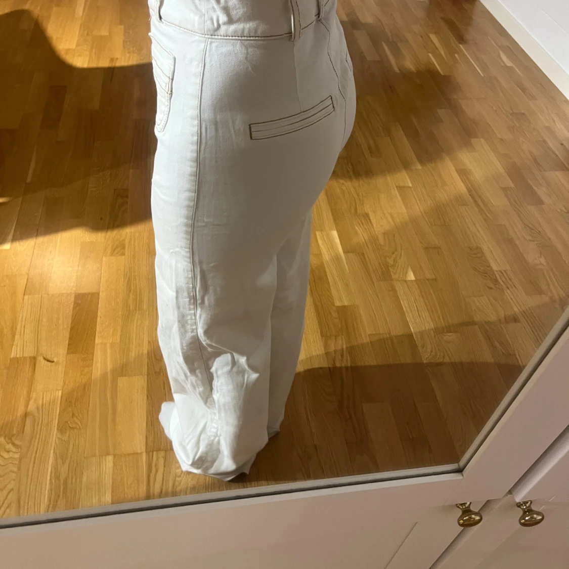 Vita wide byxor med kontrastsömmar - 2