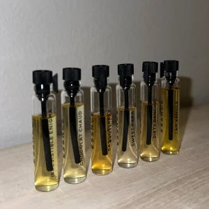 Essnce parfymprover, 6-pack - Upptäck sex olika doftprover från Essnce: Irresistible enigma, Chocolat Chaud, Sassy Classy, Sweet Cara, Dirty Dancing och I Am Vanilla. Perfekt för dig som vill testa nya dofter i smidiga små flaskor.